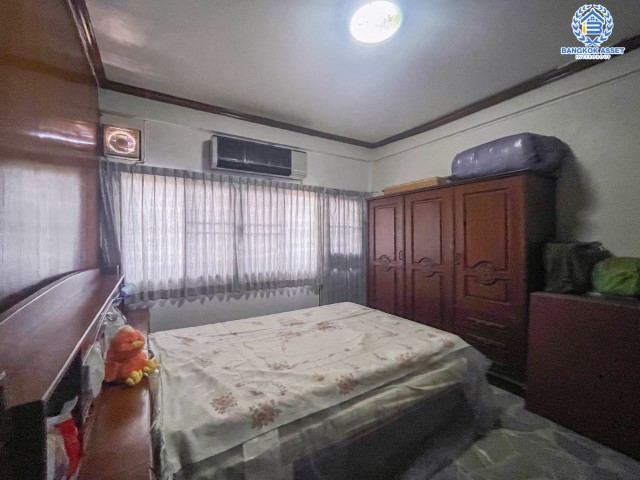 *****อาคารพาณิชย์มือสองย่านนนทบุรี อาคารพาณิชย์ ติดถ.แจ้งวัฒนะ เนื้อที่มากถึง 38 ตร.ว. ฟังก์ชันจัดเต็มถึง 6 ห้องนอน 4 ห้องน้ำ 2 ที่จอดรถ จะทำเป็นบริษัท หรือจะอยู่อาศัยก็ดี บนทำเลศักยภาพสุดๆ ใกล้เซ็นทรัลแจ้งวัฒนะ, รถไฟฟ้า (ในอนาคต) สายสีชมพู "สถานีแจ้งวัฒนะ-ปากเกร็ด 28" และทางด่วน "ศรีรัช"